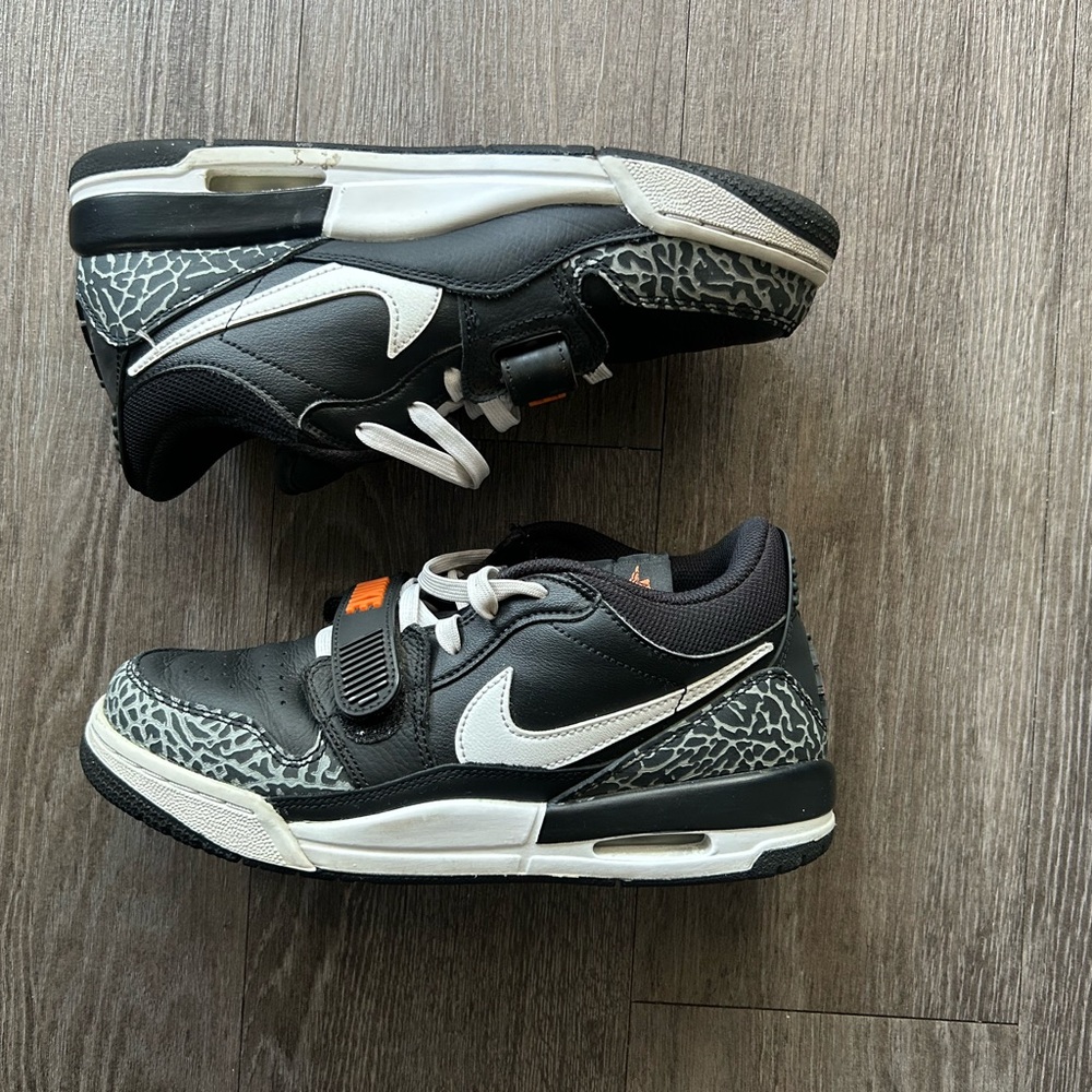 Nike Men's Black and Gray Sneakers kids 6y